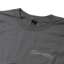 Cargar imagen en el visor de la galería, Camiseta Silver Wave Core Logo - Gris humo 
